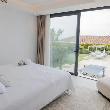 Large 5 Bedroom With Heated Pool + Sea Views فيلة *