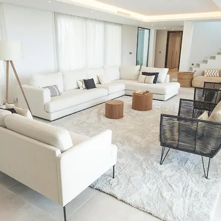 Large 5 Bedroom With Heated Pool + Sea Views فيلة ماربيا