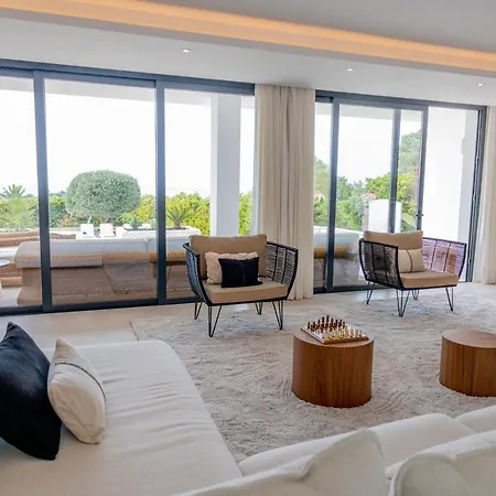 Large 5 Bedroom With Heated Pool + Sea Views فيلة