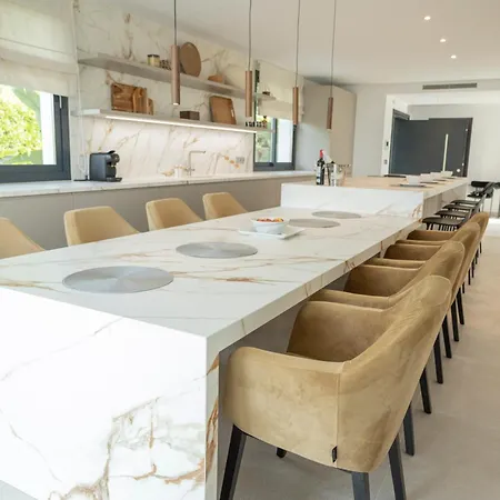 Large 5 Bedroom With Heated Pool + Sea Views فيلة ماربيا